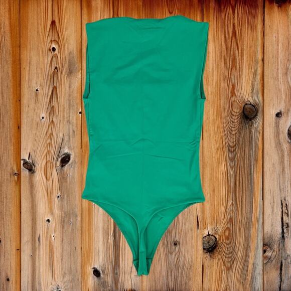 NWT! Aritzia Contour Wide Strap Bodysuit Size XS in Green - Picture 3 of 3